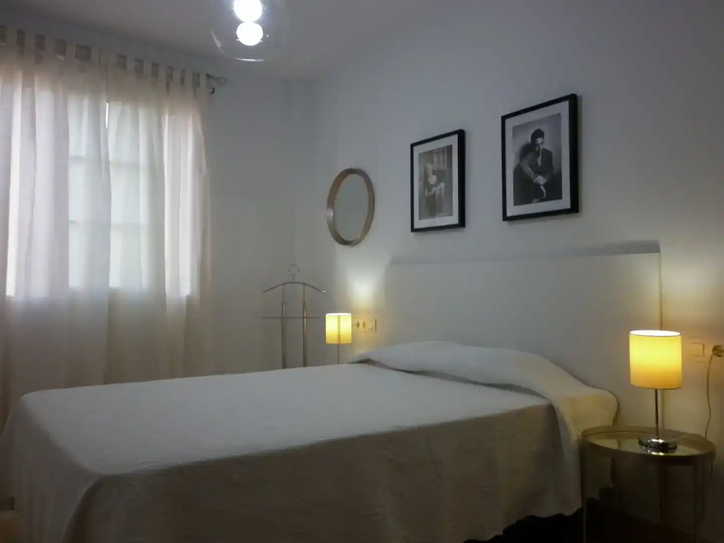 Dormitori de Apartament de lloguer en Dos Hermanas amb Aire condicionat, Moblat i Balcó