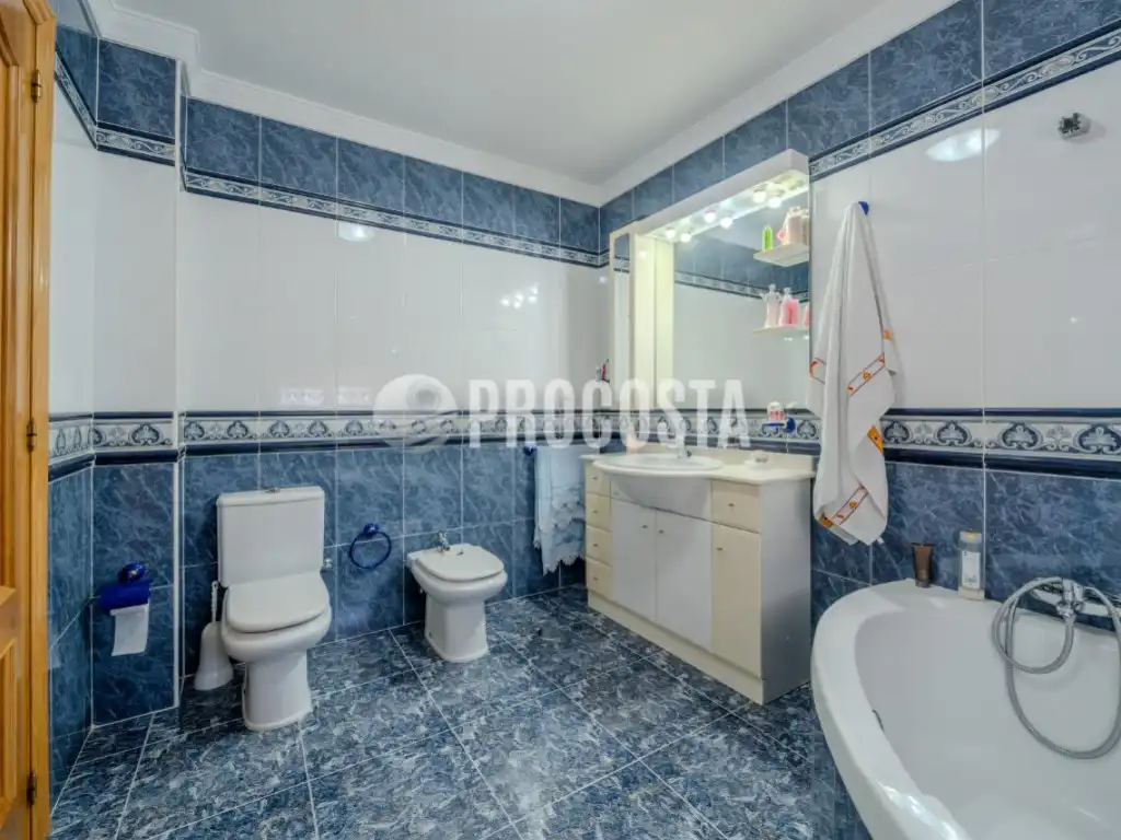 Bany de Casa o xalet en venda en Fuente Vaqueros amb Aire condicionat, Jardí privat i Terrassa