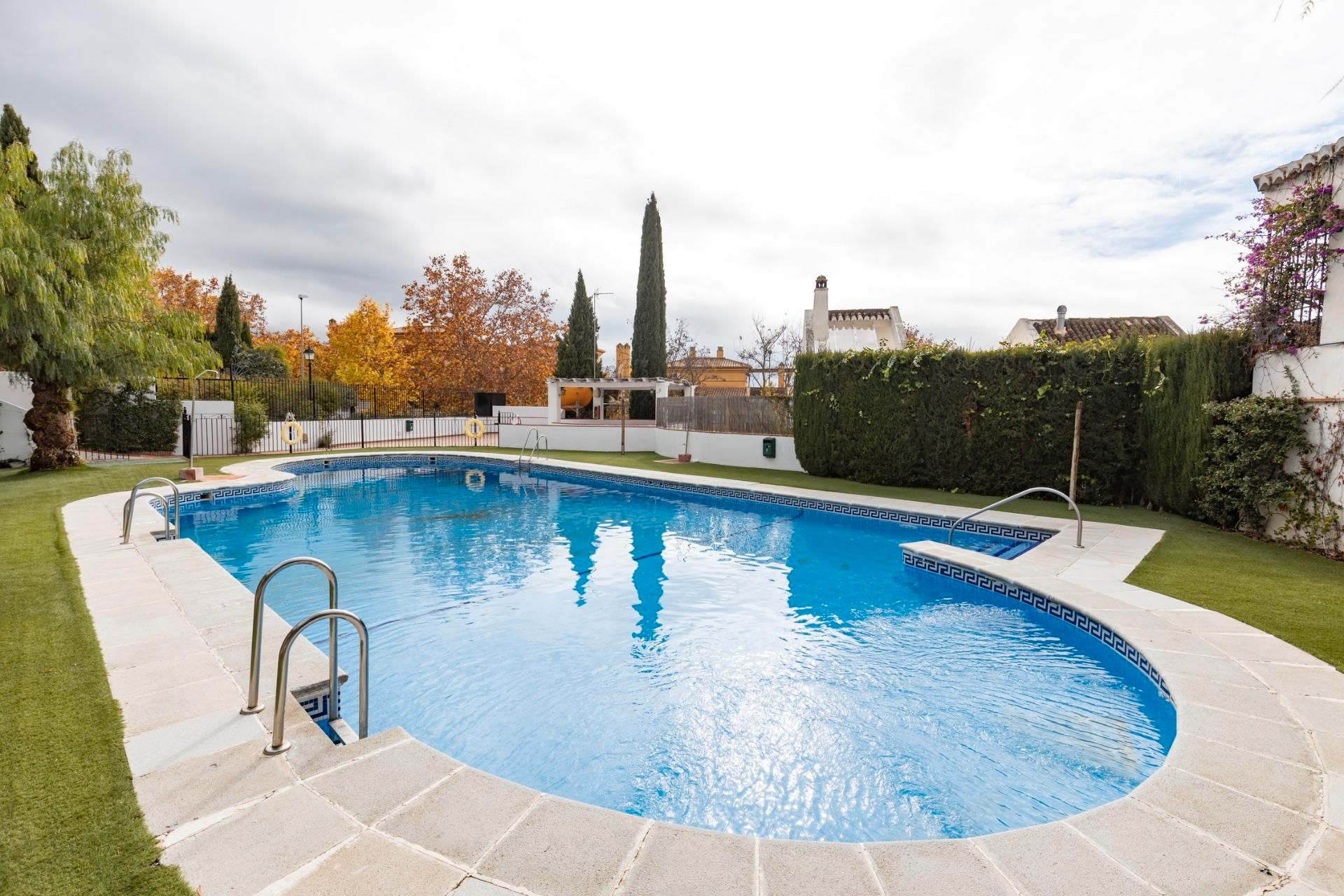Piscina de Casa adosada en venda en  Granada Capital amb Aire condicionat, Calefacció i Traster