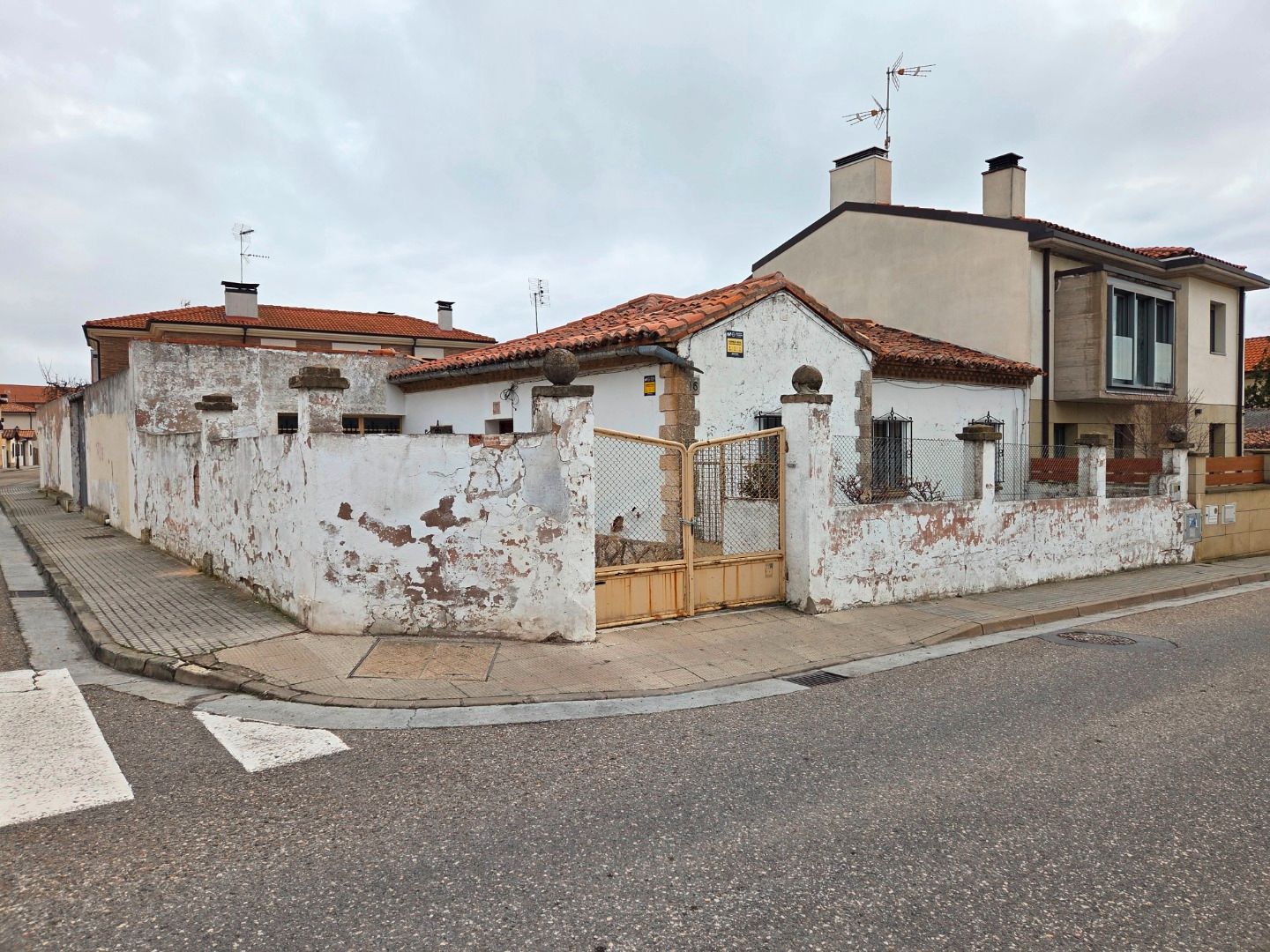 Vista exterior de Casa adosada en venda en Burgos Capital amb Calefacció i Jardí privat