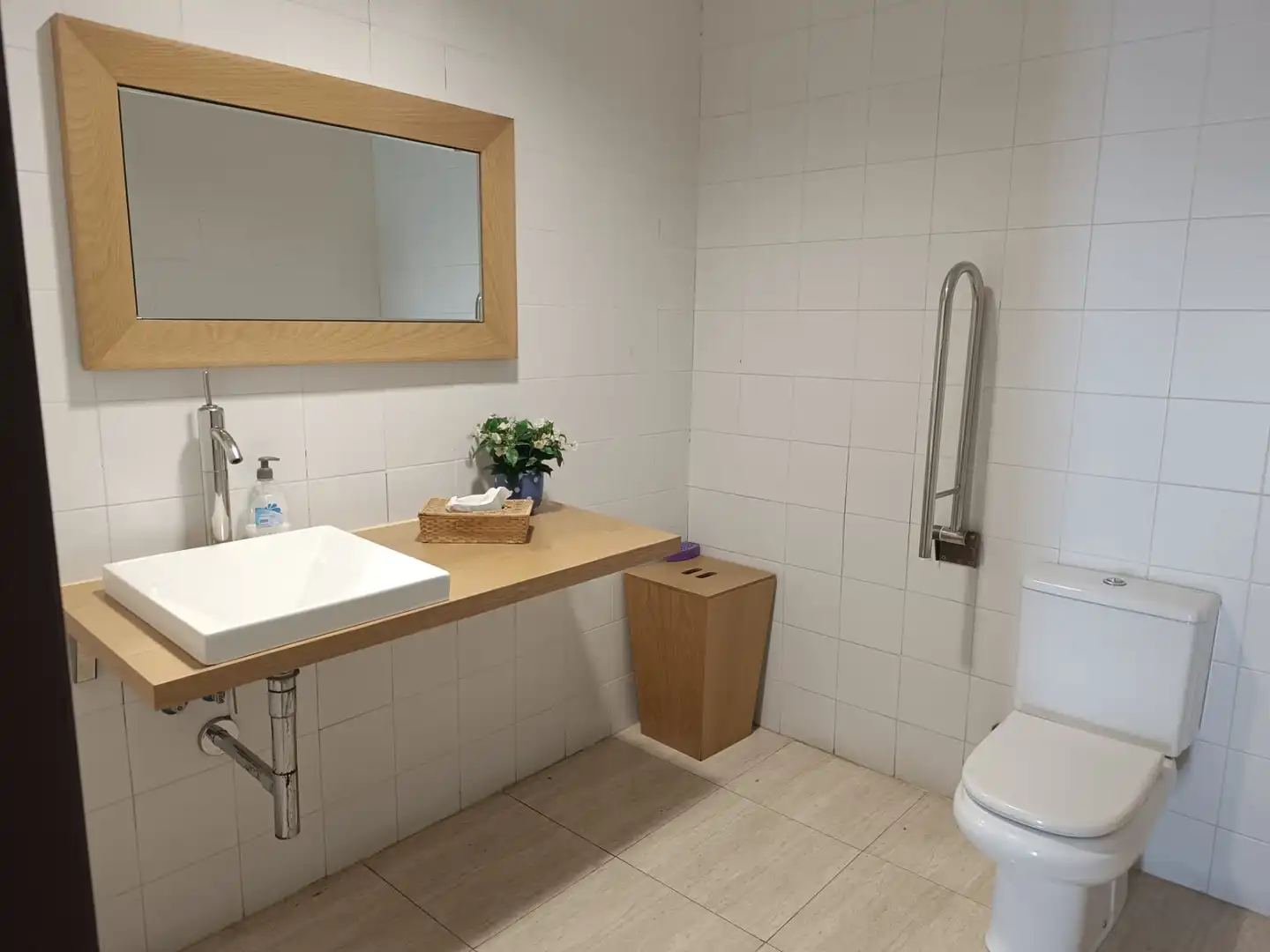 Badezimmer von Geschaftsraum zum Verkauf in Tarragona mit Klimaanlage, Parkett und Möbliert