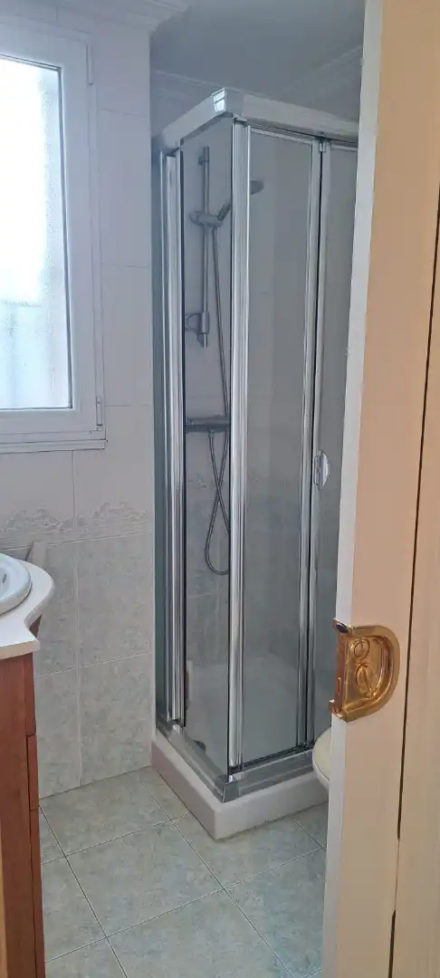 Bany de Pis en venda en Oviedo  amb Calefacció, Parquet i Traster