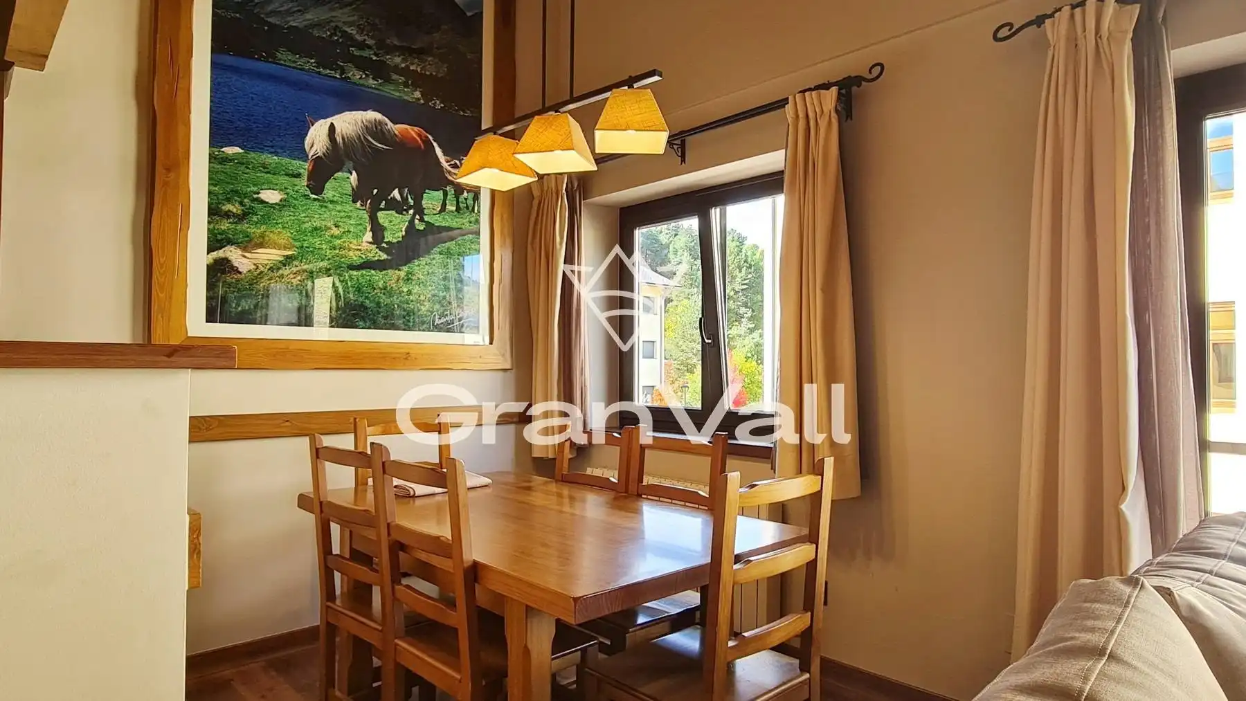 Esszimmer von Dachboden zum Verkauf in Alp mit Heizung und Möbliert