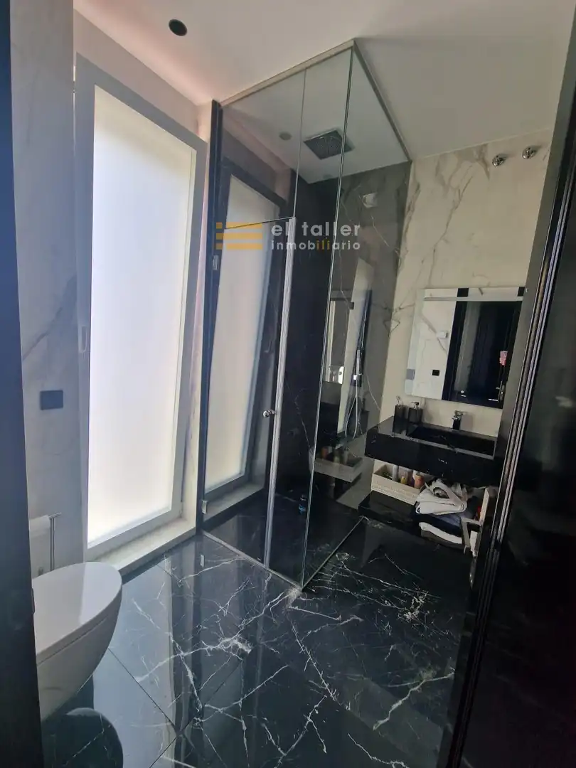 Bany de Casa o xalet en venda en Carbajosa de la Sagrada amb Calefacció, Terrassa i Piscina