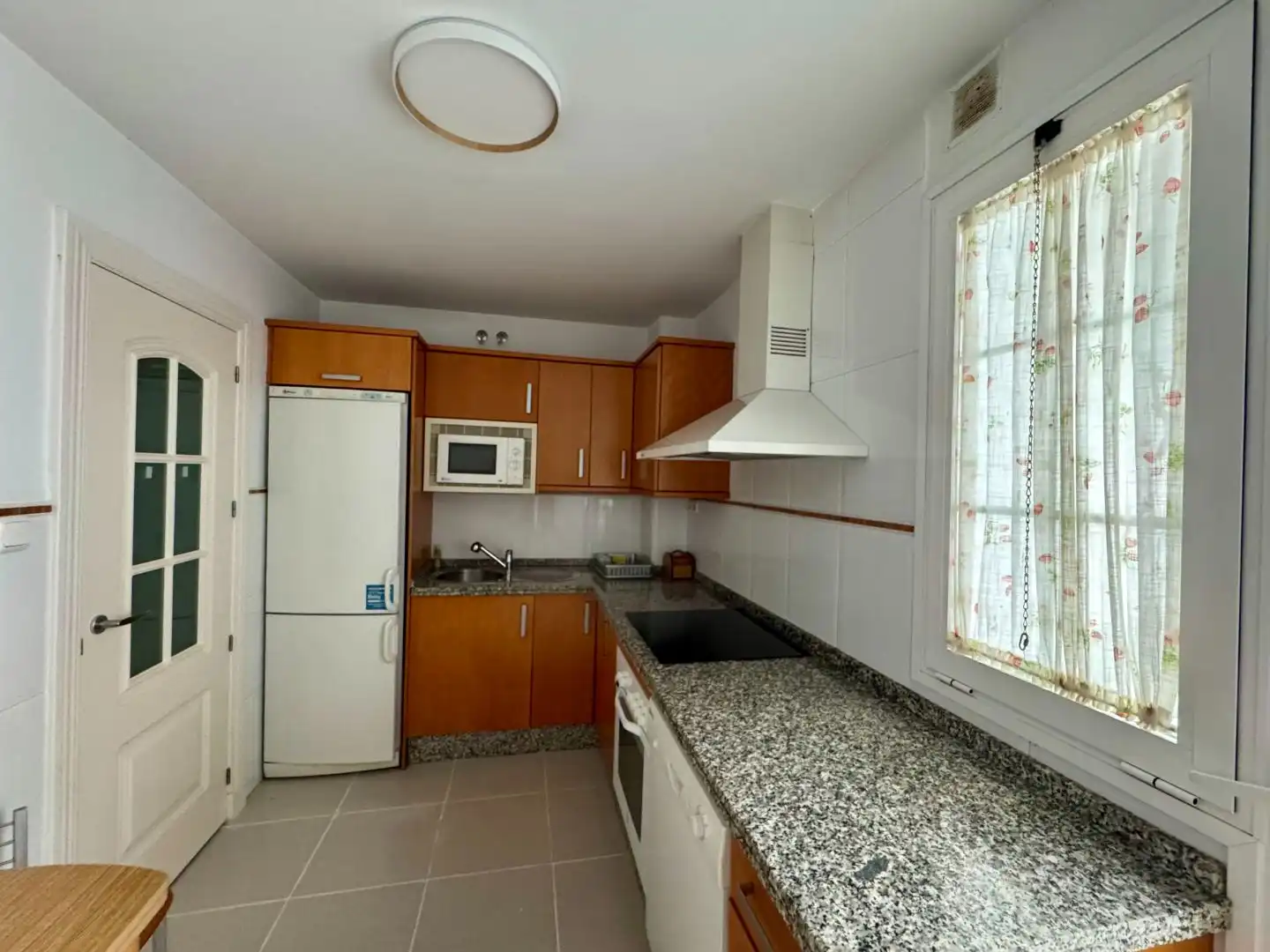 Küche von Wohnung zum Verkauf in Roquetas de Mar mit Klimaanlage, Terrasse und Schwimmbad