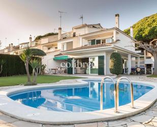 Piscina de Casa adosada de lloguer en Sant Andreu de Llavaneres amb Aire condicionat, Terrassa i Piscina