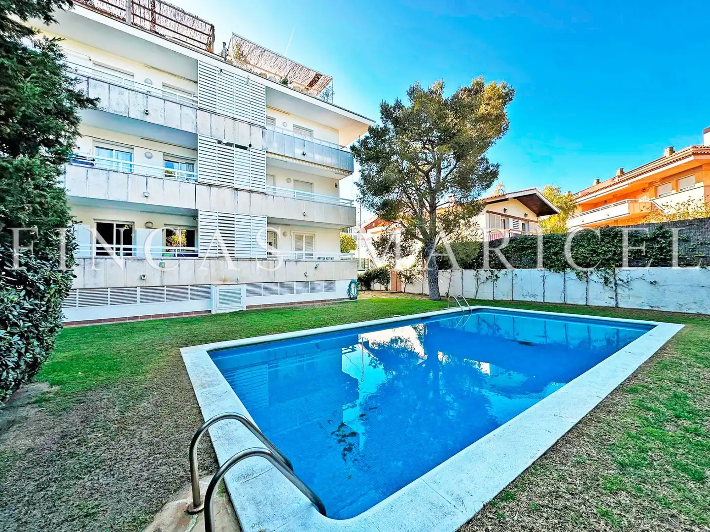 Piscina de Ático en venta en Sitges con Calefacción, Terraza y Piscina comunitaria