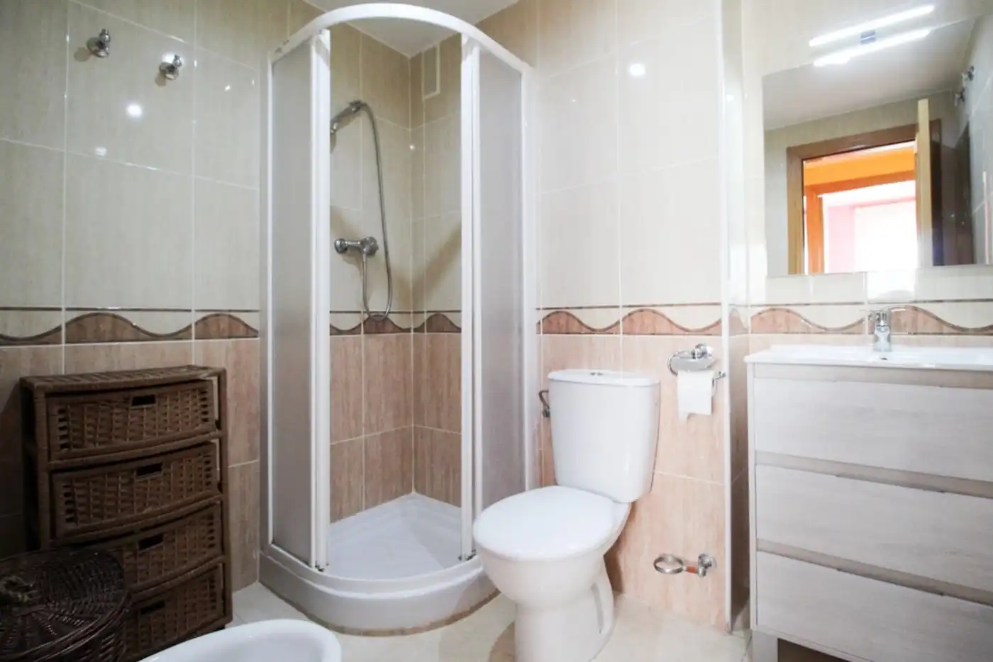 Bany de Apartament en venda en Oropesa del Mar / Orpesa amb Terrassa, Moblat i Piscina comunitària