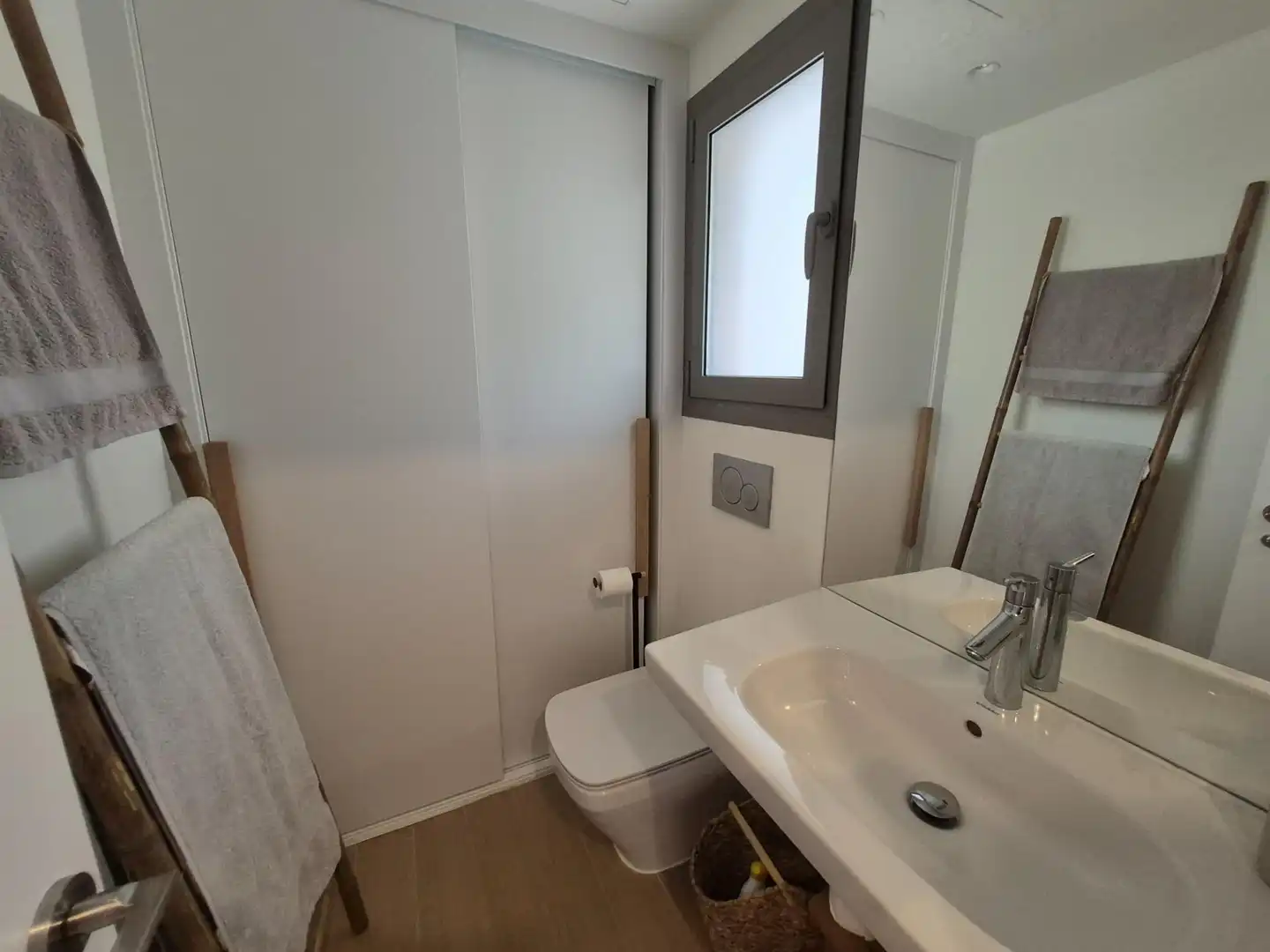 Badezimmer von Wohnung zur Miete in Mijas mit Klimaanlage, Privatgarten und Terrasse