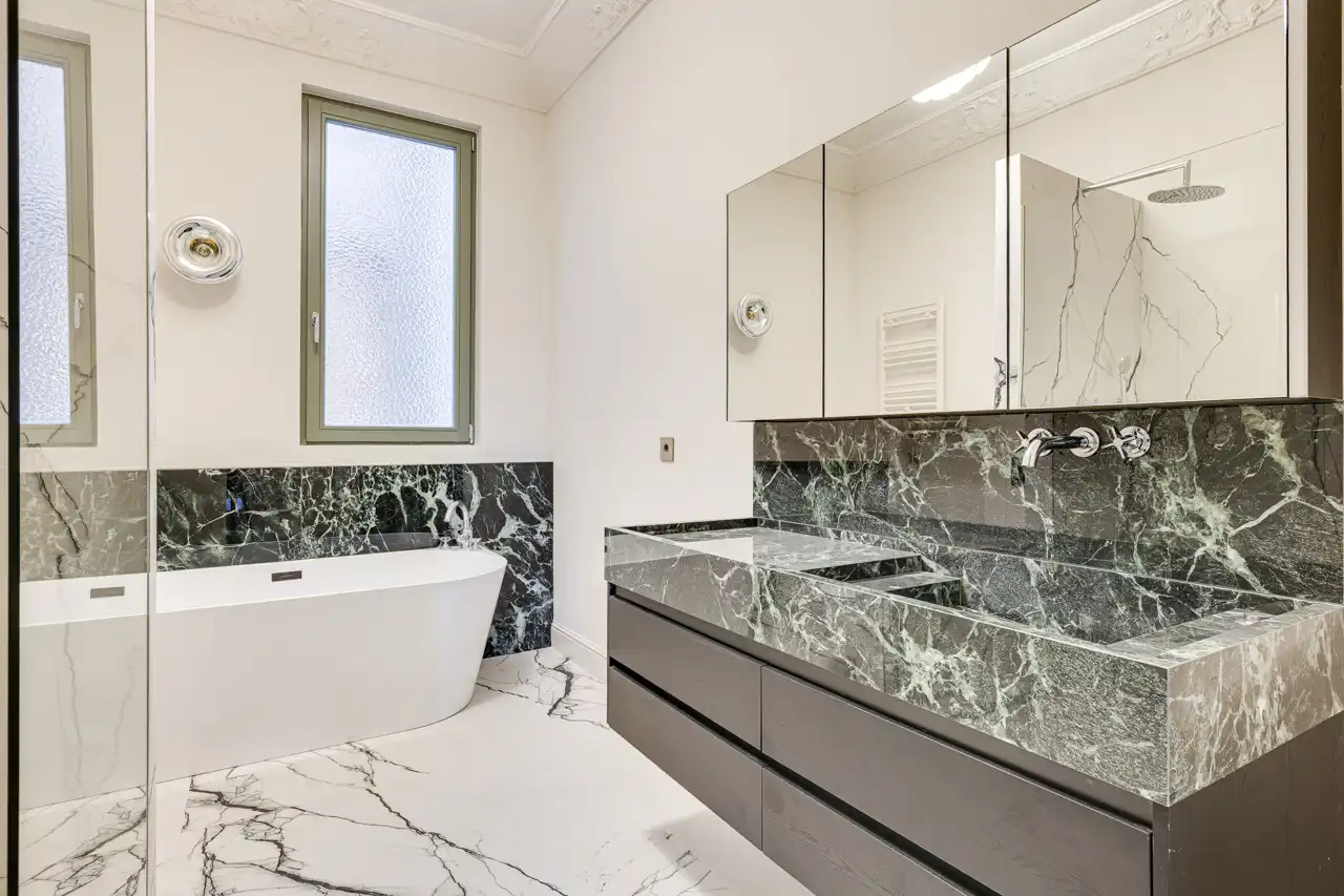 Badezimmer von Wohnungen zum Verkauf in Barcelona mit Klimaanlage, Heizung und Parkett