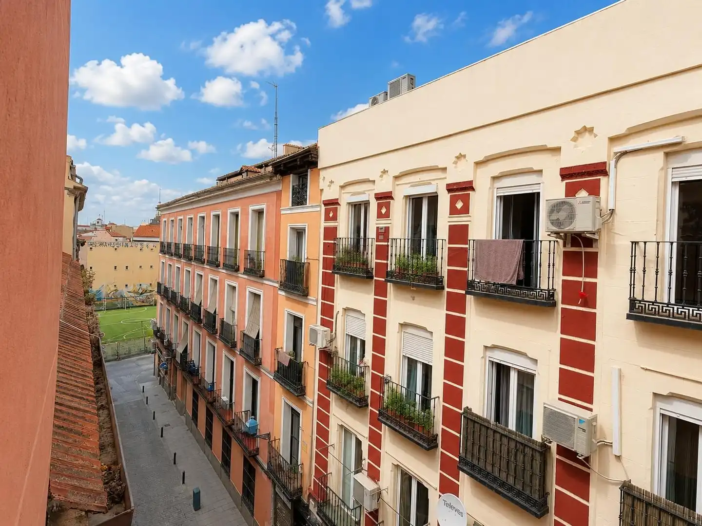Vista exterior de Estudi en venda en Madrid amb Calefacció i Parquet