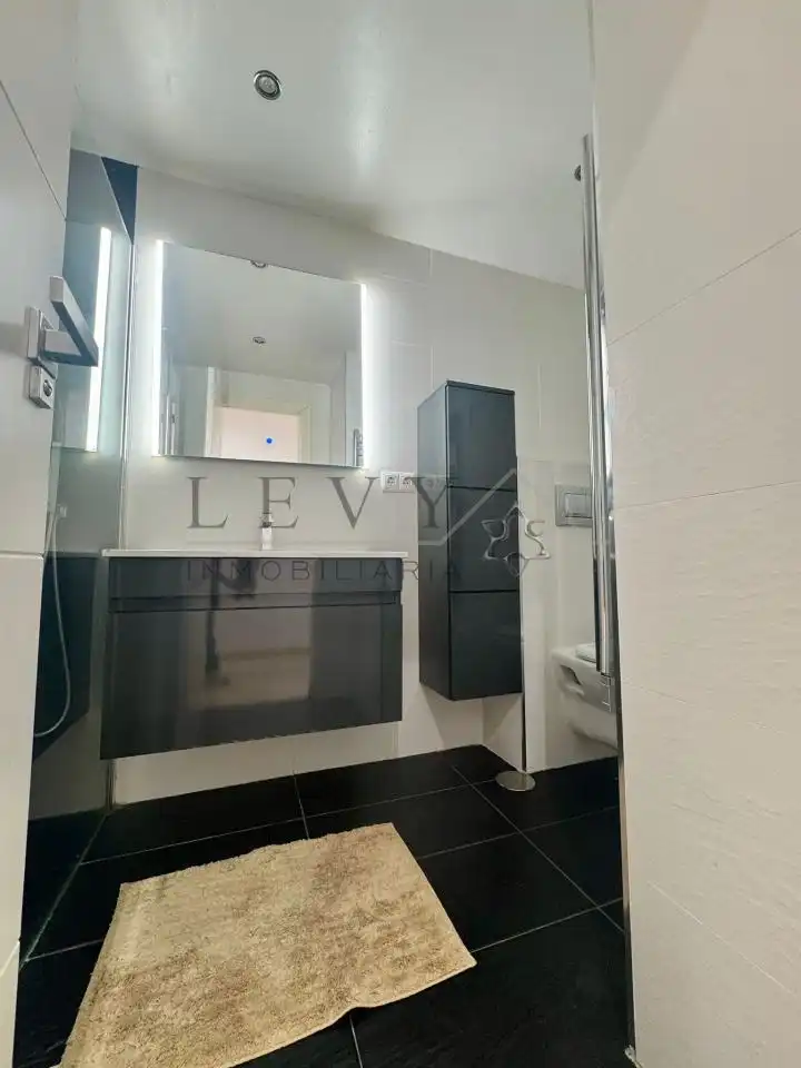 Baño de Apartamento en venta en Marbella con Aire acondicionado, Calefacción y Terraza