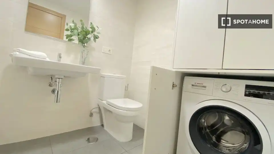 Bathroom of Flat for rent in Sevilla  with Air Conditioner, Heating and Furnished