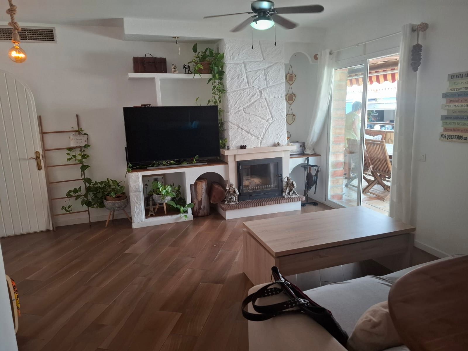 Sala d'estar de Apartament en venda en Mijas amb Aire condicionat, Terrassa i Moblat