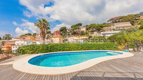 Chalet para dos familias con piscina y espectaculares vistas al mar.