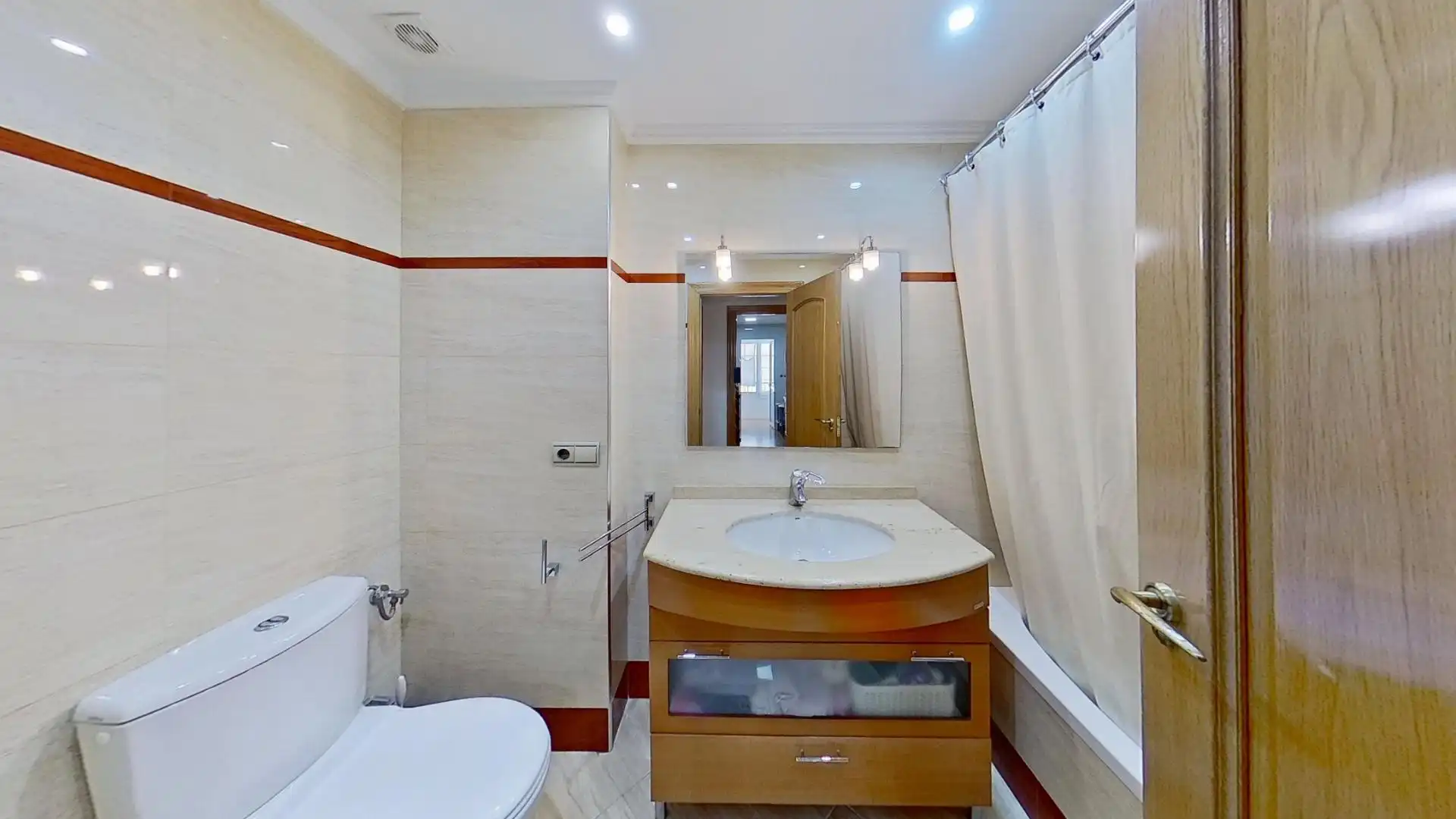 Baño de Piso en venta en Motril con Aire acondicionado, Calefacción y Balcón