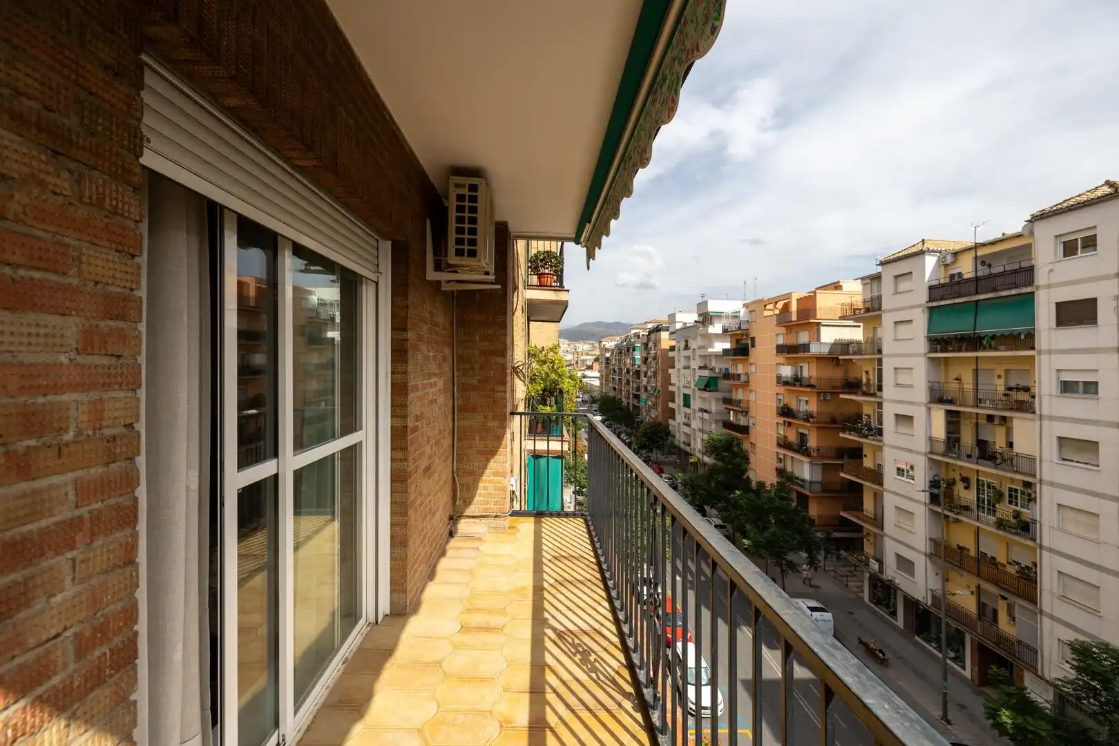 Vista exterior de Piso en venta en Granada con Aire acondicionado, Calefacción y Terraza