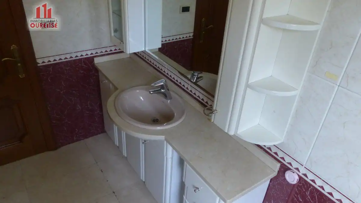 Bathroom of Houses for sale in Ourense Capital   with Heating, Terrace and Storage room