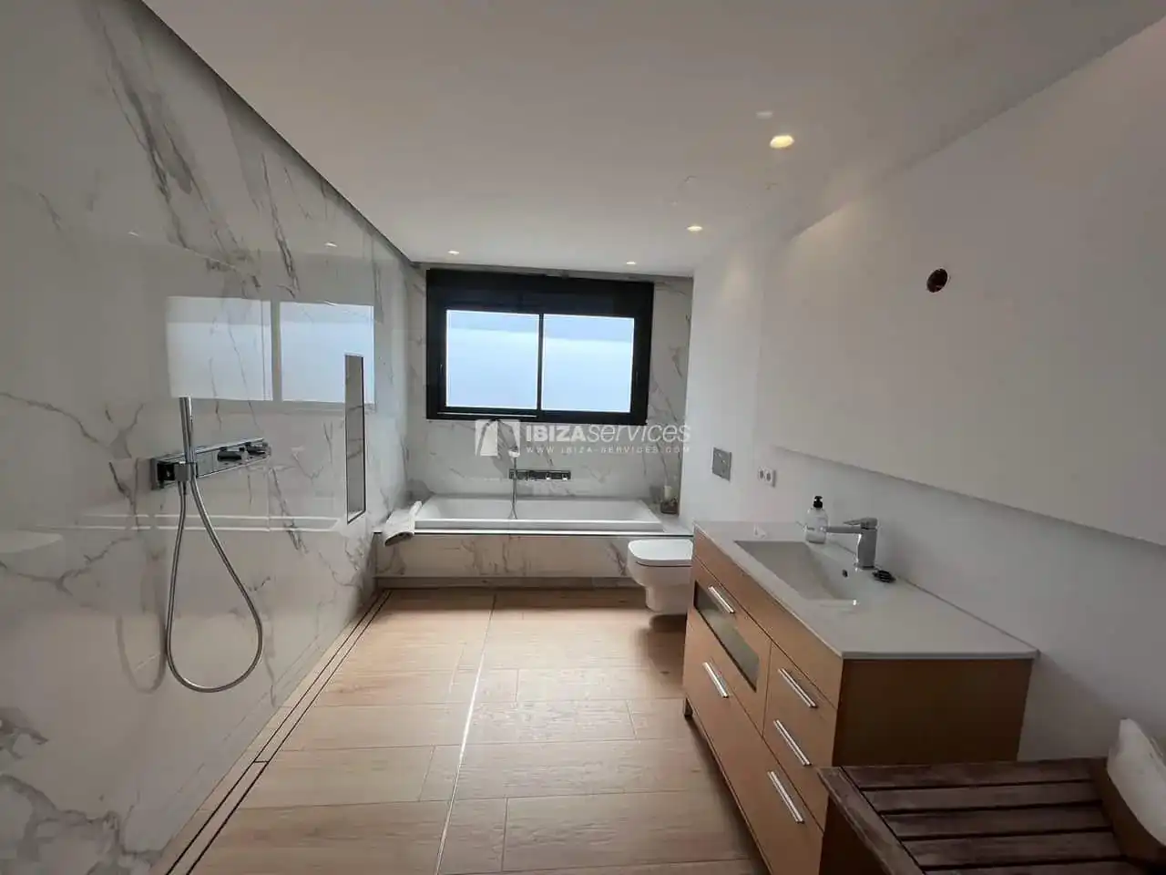 Bany de Casa o xalet en venda en Santa Eulària des Riu amb Aire condicionat, Jardí privat i Piscina