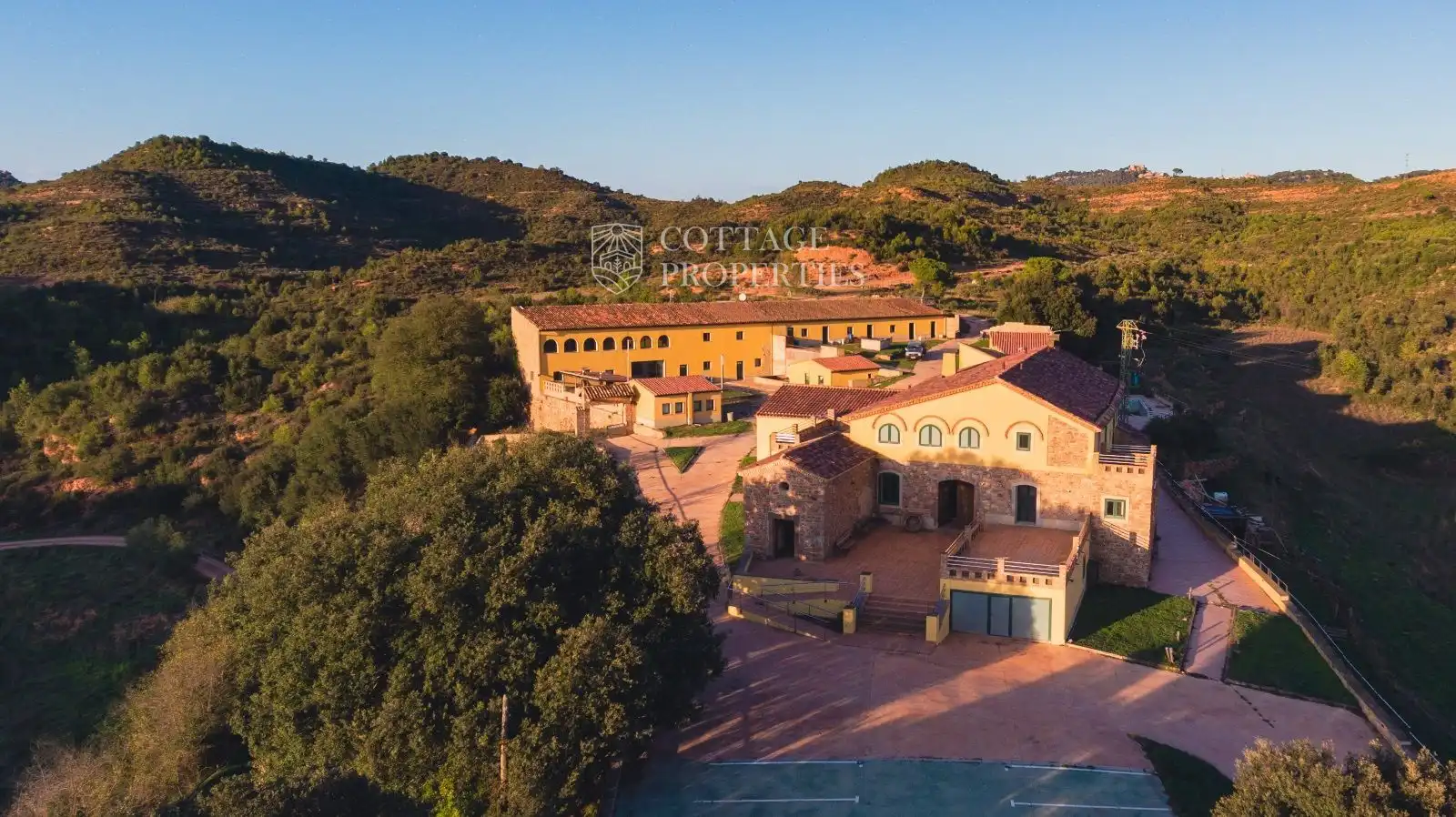 Vista exterior de Finca rústica en venda en Sant Llorenç Savall amb Calefacció i Piscina