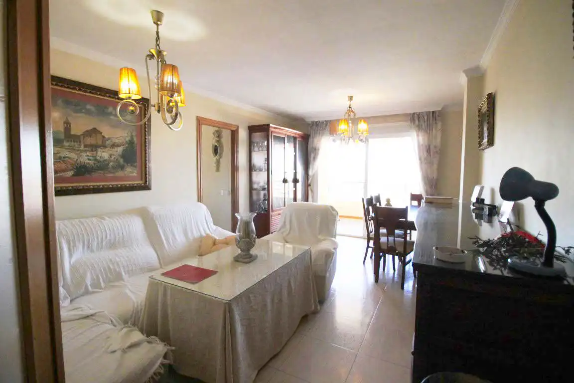 Sala de estar de Piso en venta en Vélez-Málaga con Terraza y Piscina comunitaria