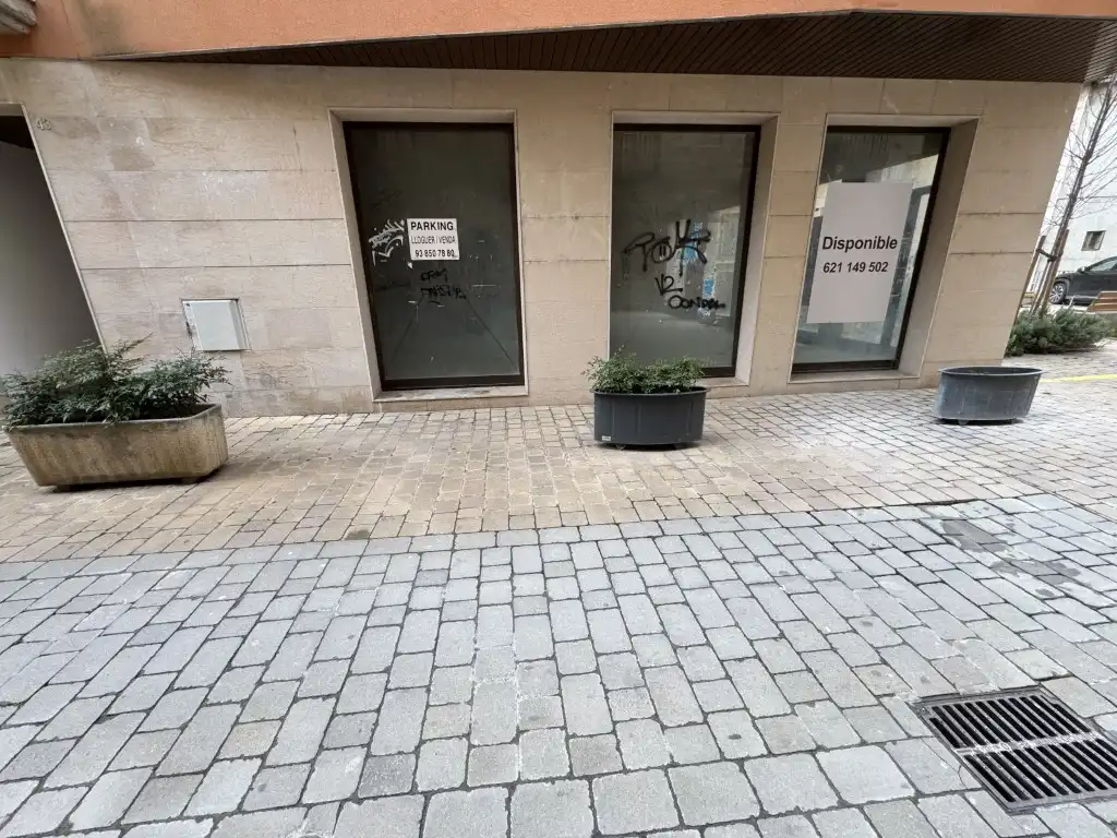 Exterior view of Commercial properties for sale in Sant Hipòlit de Voltregà