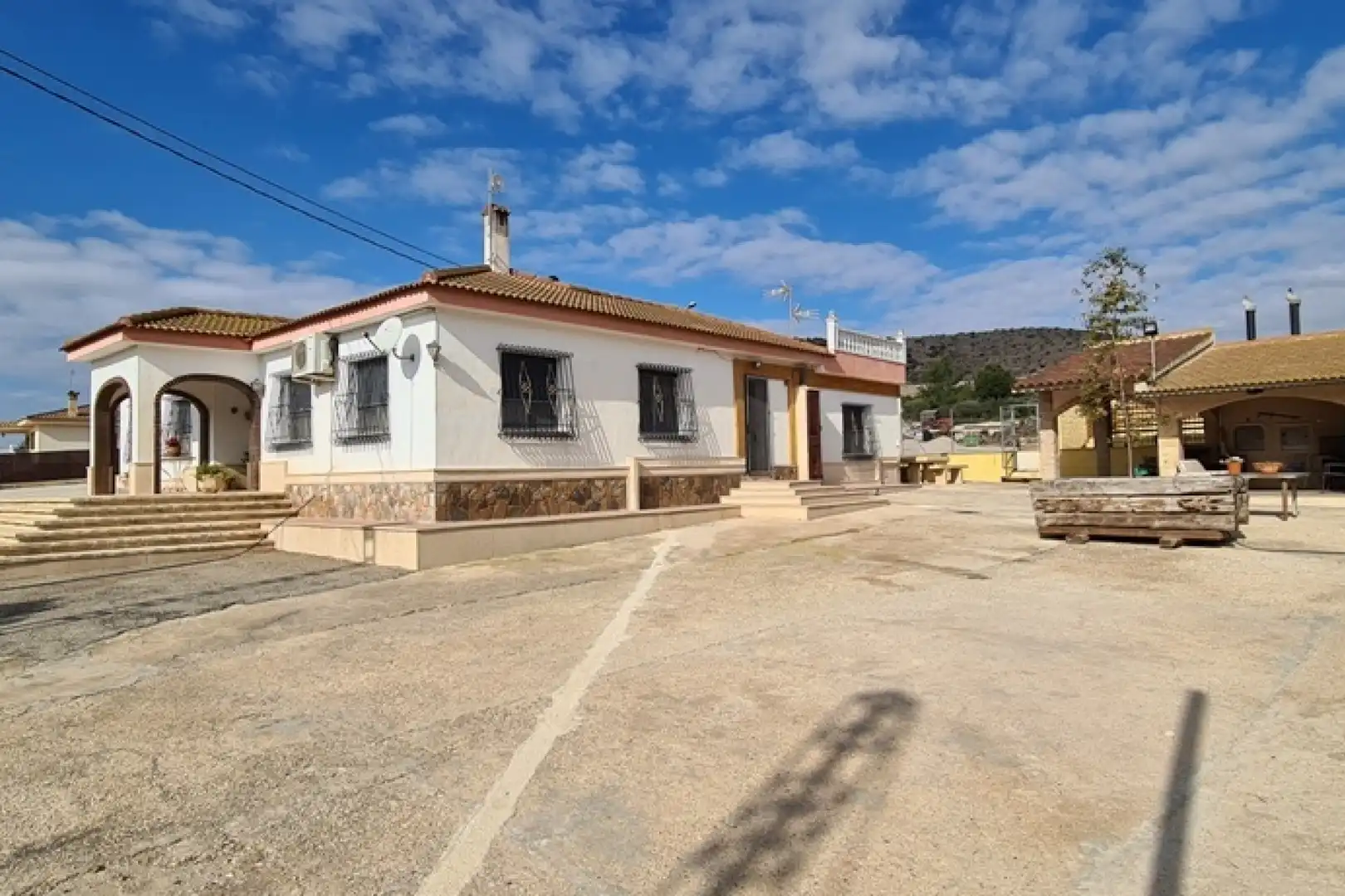 Vista exterior de Casa o xalet en venda en Orihuela amb Aire condicionat, Calefacció i Jardí privat