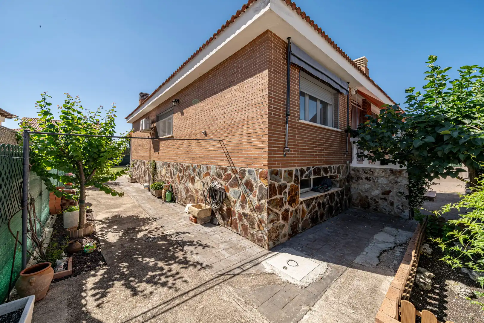 Vista exterior de Casa o chalet en venta en Chiloeches con Aire acondicionado, Calefacción y Jardín privado