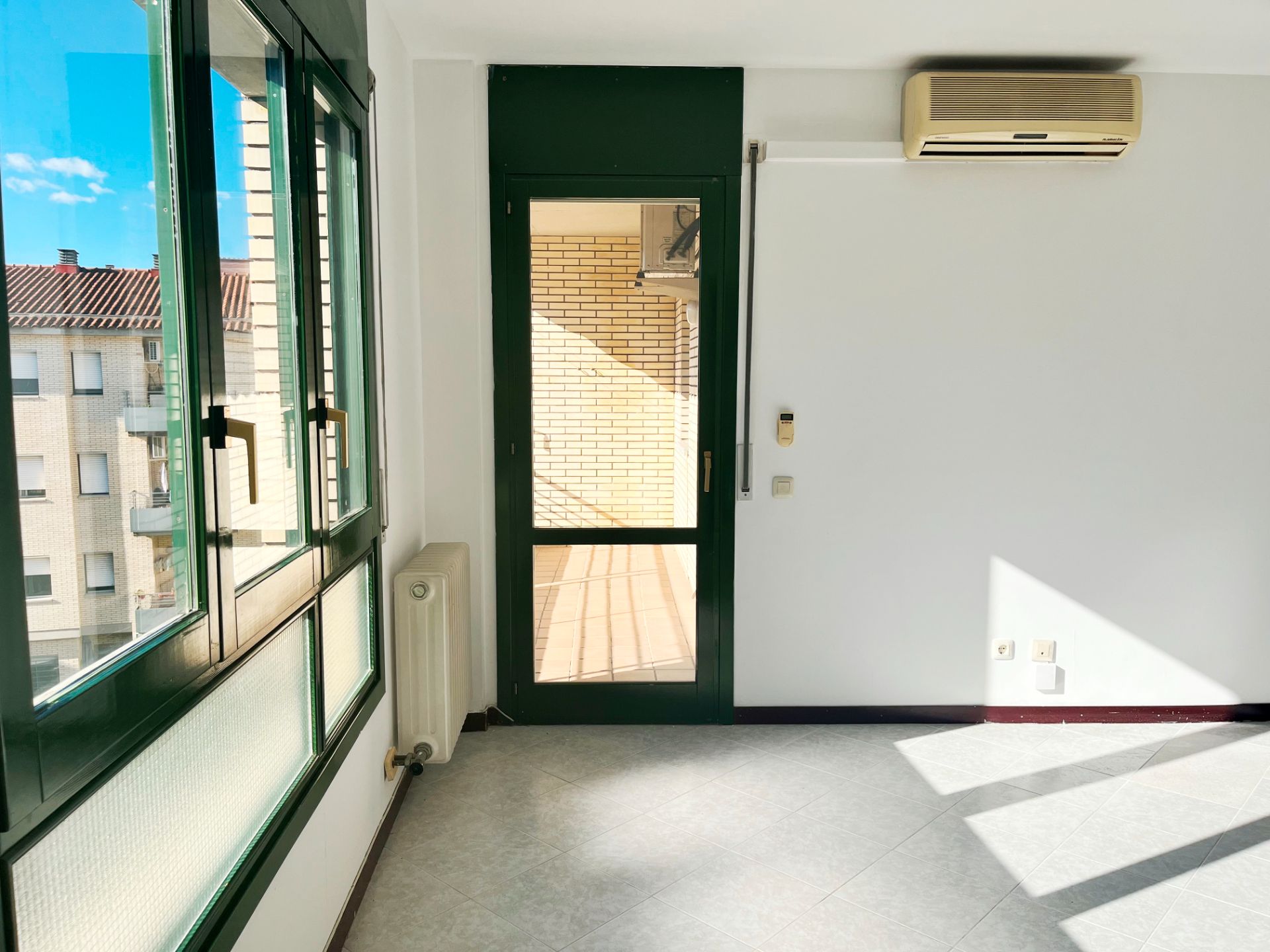 Flat for sale in Girona Capital  with Air Conditioner, Heating and Oven