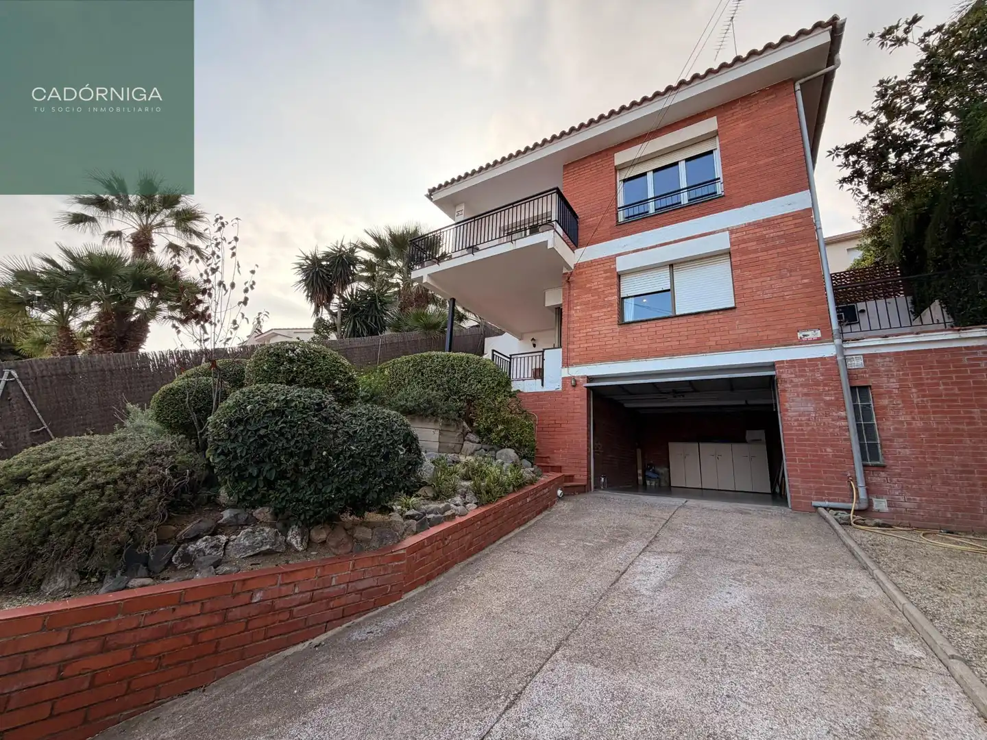 Exterior view of Detached homes for sale in Califòrnia - Santa Madrona  