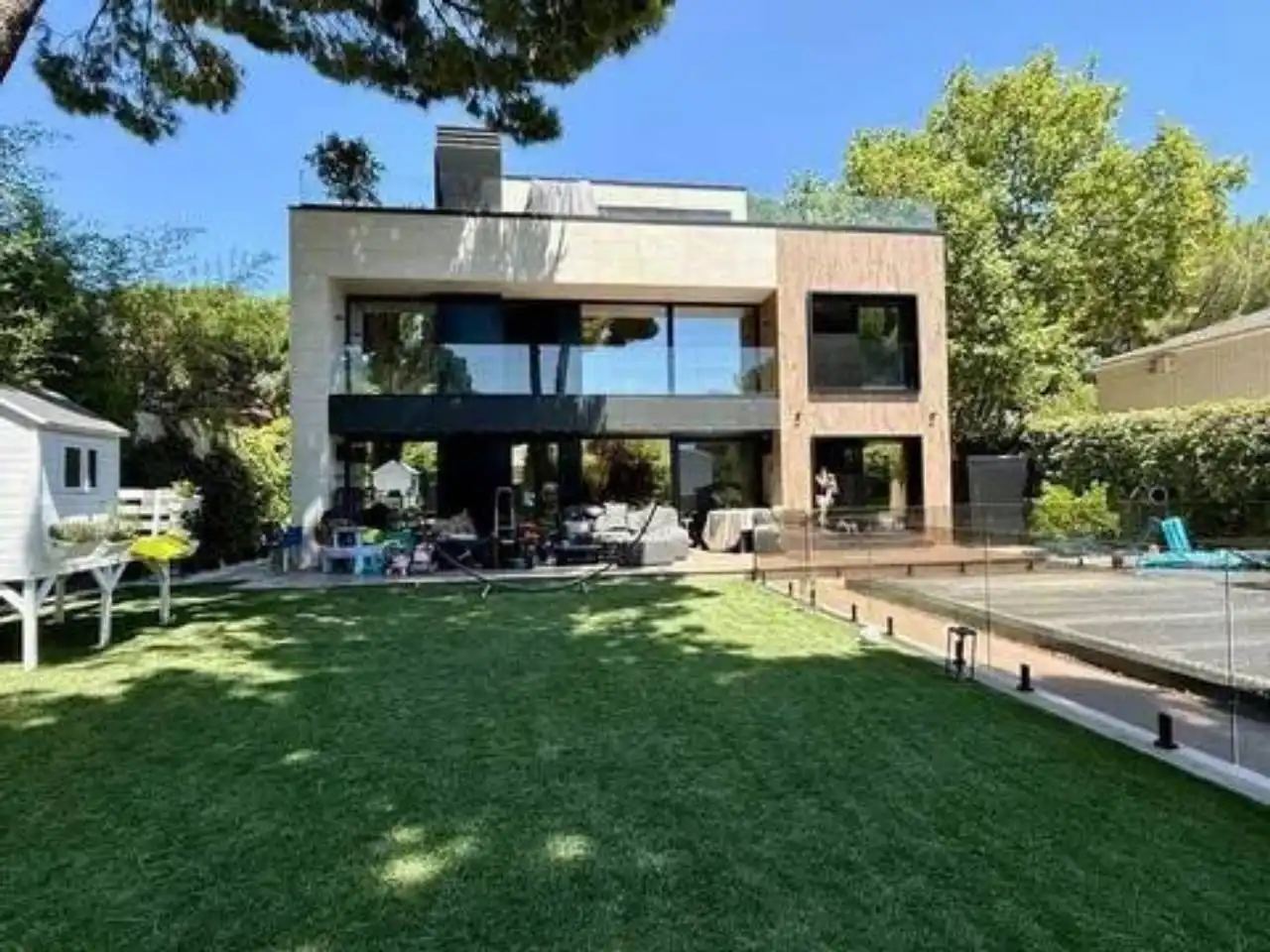 Vista exterior de Casa o xalet de lloguer en Pozuelo de Alarcón amb Aire condicionat, Calefacció i Jardí privat