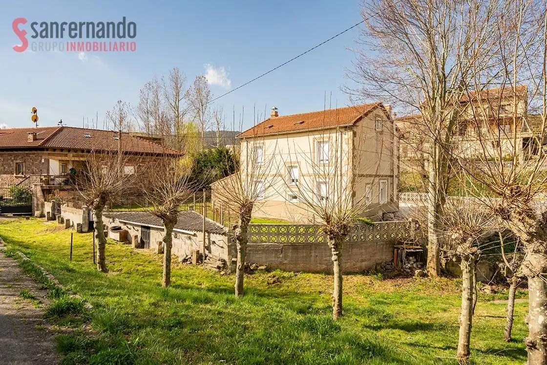 Vista exterior de Casa o xalet en venda en Campoo de Enmedio amb Calefacció, Jardí privat i Terrassa
