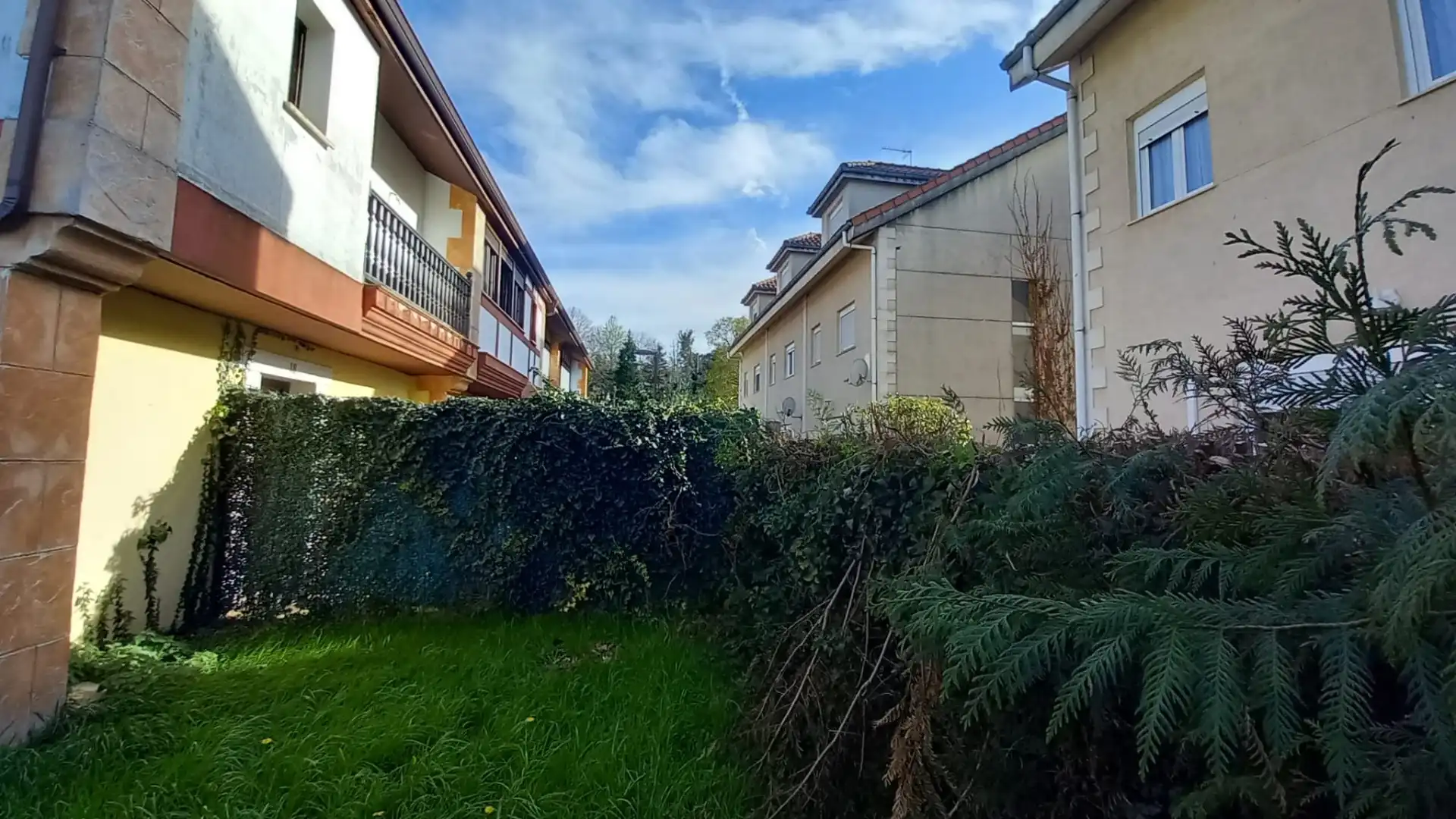 Vista exterior de Casa adosada en venda en Reocín amb Calefacció, Jardí privat i Terrassa