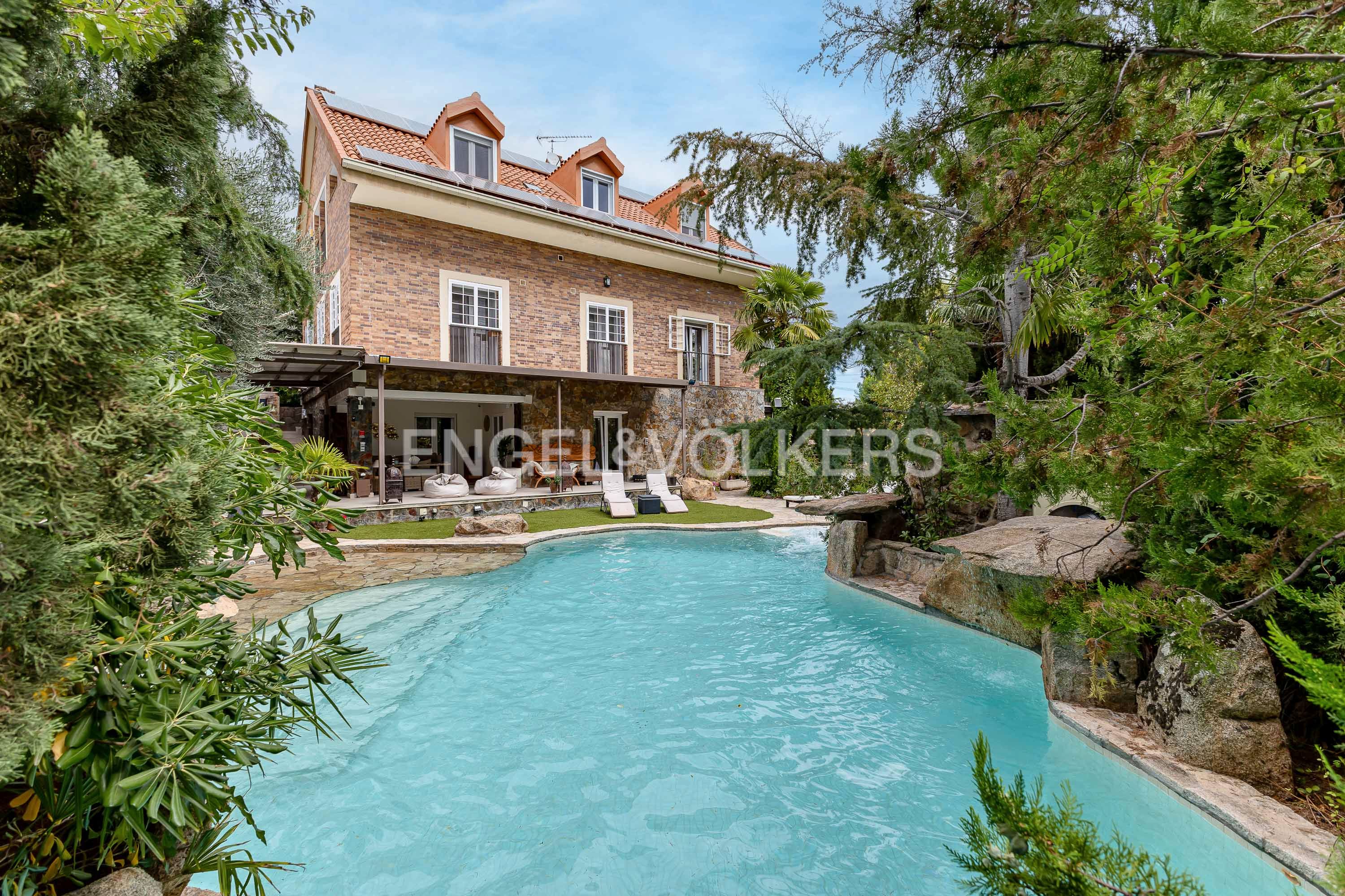 Exterior view of House or chalet for sale in Valdemorillo  with Air Conditioner, Heating and Private garden