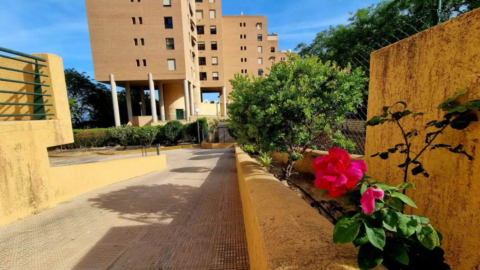 Vista exterior de Ático en venta en Benidorm con Aire acondicionado, Jardín privado y Terraza