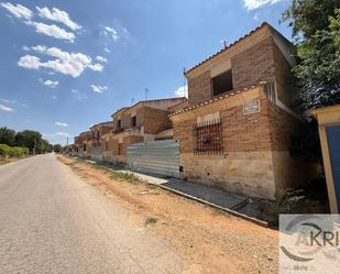 Vista exterior de Casa adosada en venda en Cabezamesada amb Jardí privat