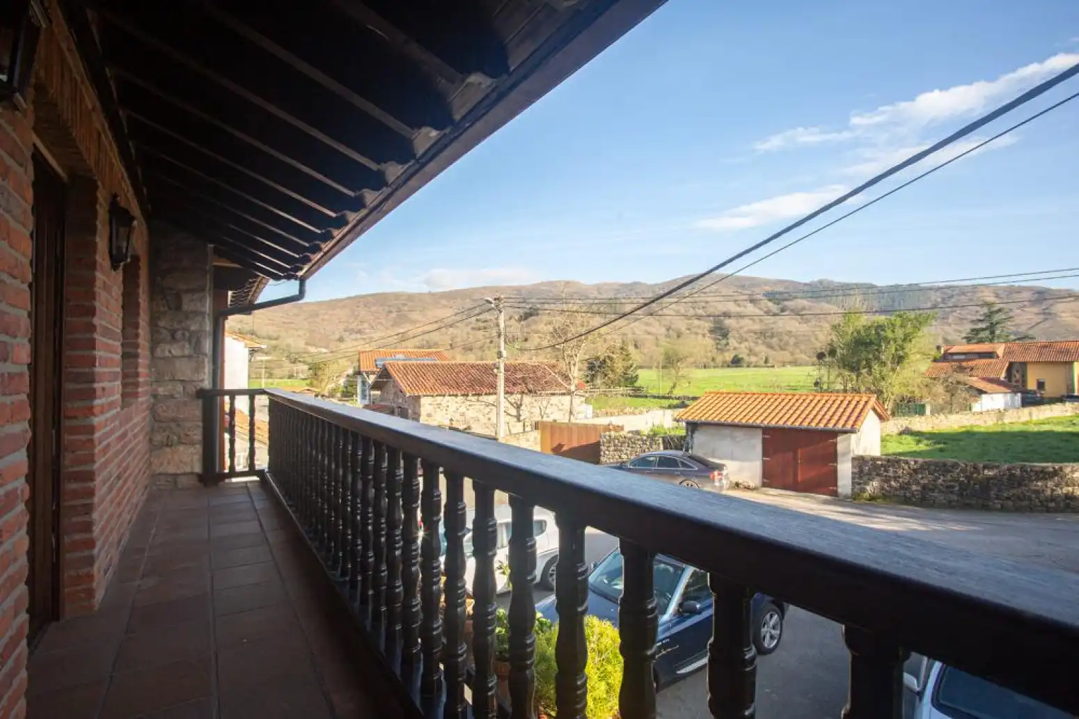 Außenansicht von Einfamilien-Reihenhaus zum Verkauf in Ruente mit Heizung, Terrasse und Balkon