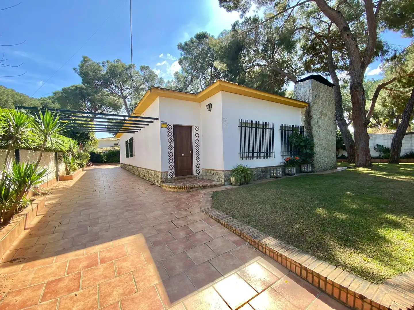 Vista exterior de Casa o chalet en venta en Alcalá de Guadaira con Calefacción, Jardín privado y Terraza