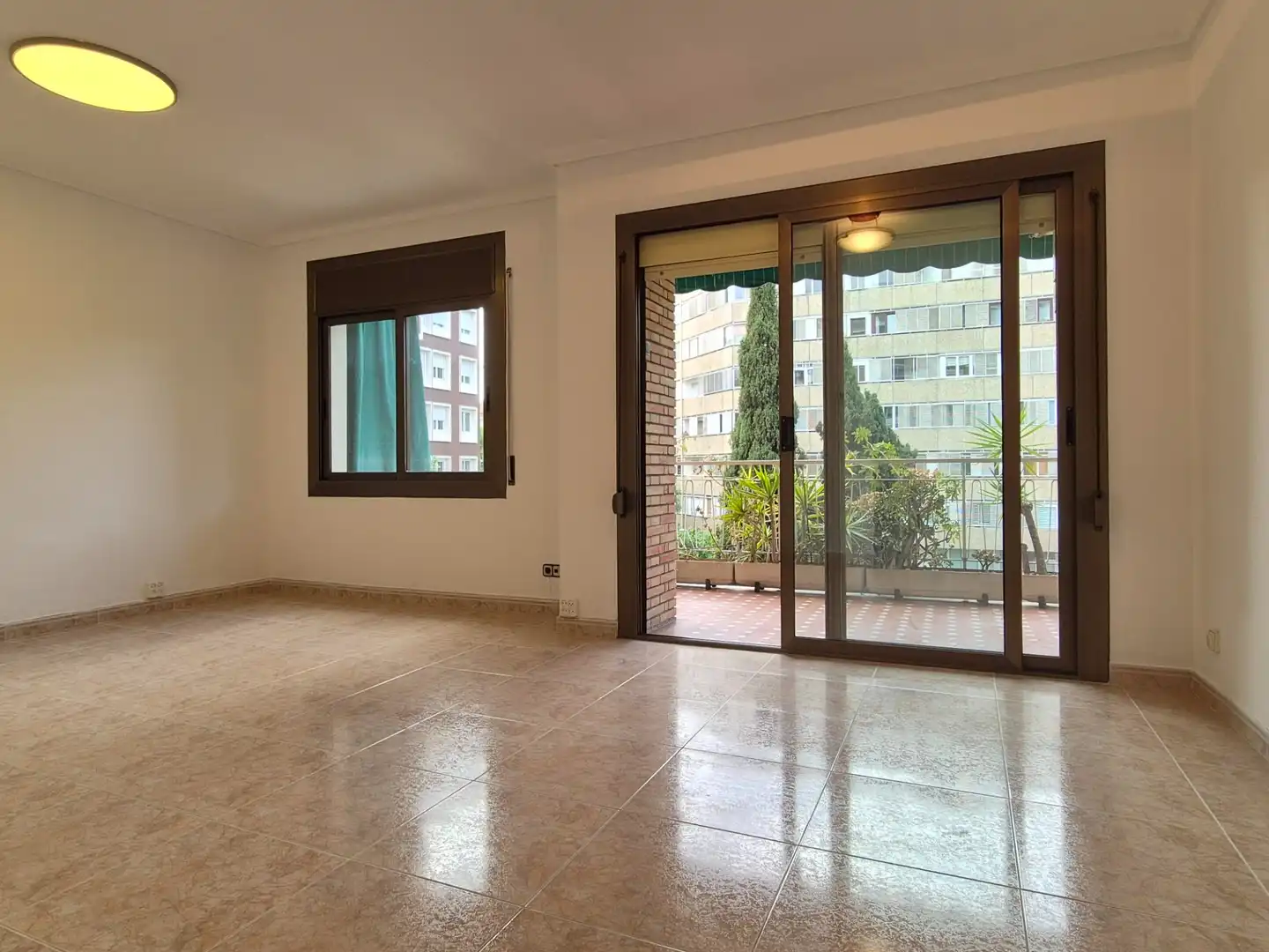 Sala de estar de Piso en venta en Barcelona con Calefacción, Horno y Balcón