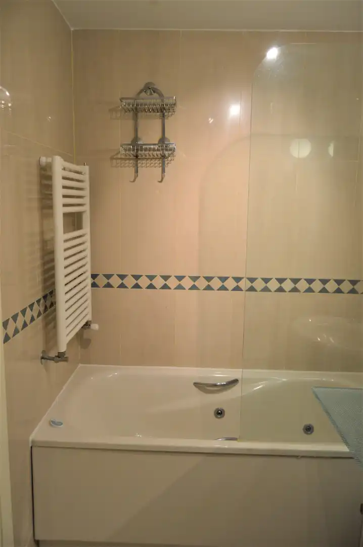 Badezimmer von Wohnung zur Miete in Madrid mit Klimaanlage, Heizung und Parkett