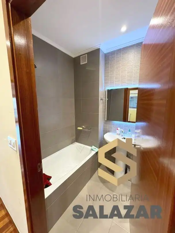 Bathroom of Flat for sale in Bilbao   with Air Conditioner, Heating and Storage room