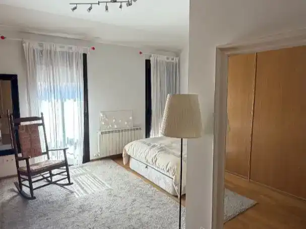 Dormitori de Casa o xalet en venda en Trescasas amb Jardí privat