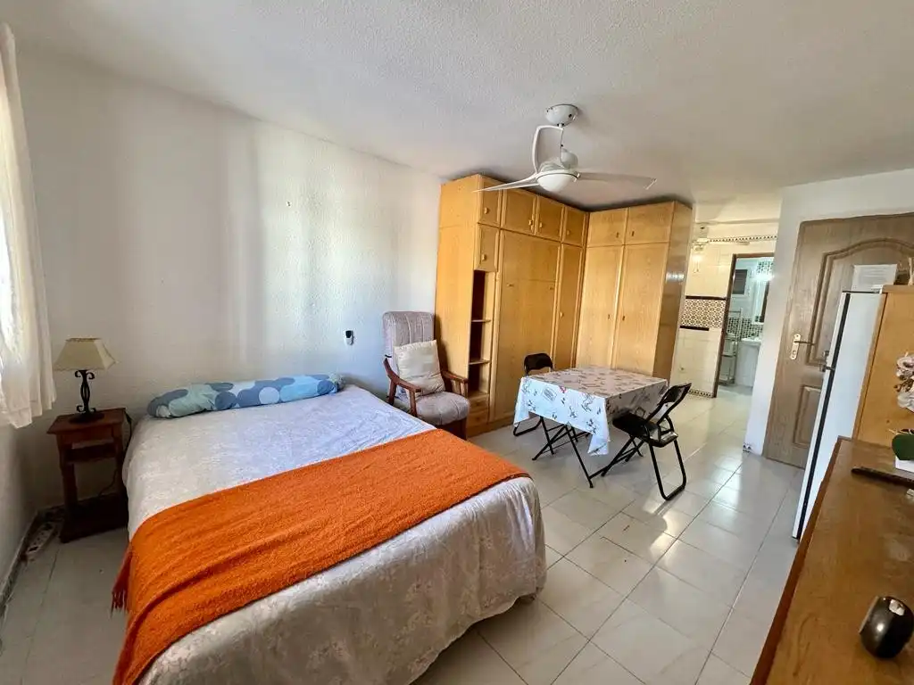 Schlafzimmer von Wohnung zur Miete in Torrevieja mit Klimaanlage, Terrasse und Schwimmbad