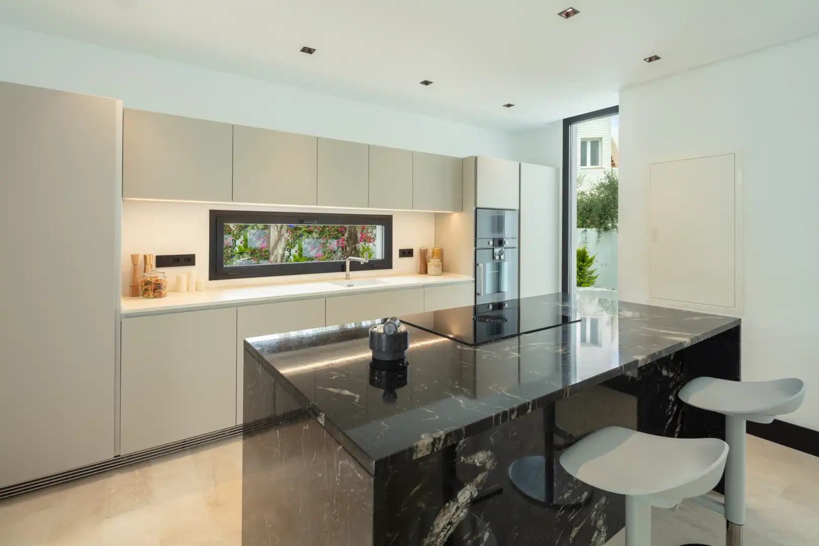 Cuina de Casa o xalet en venda en Marbella amb Aire condicionat, Jardí privat i Terrassa