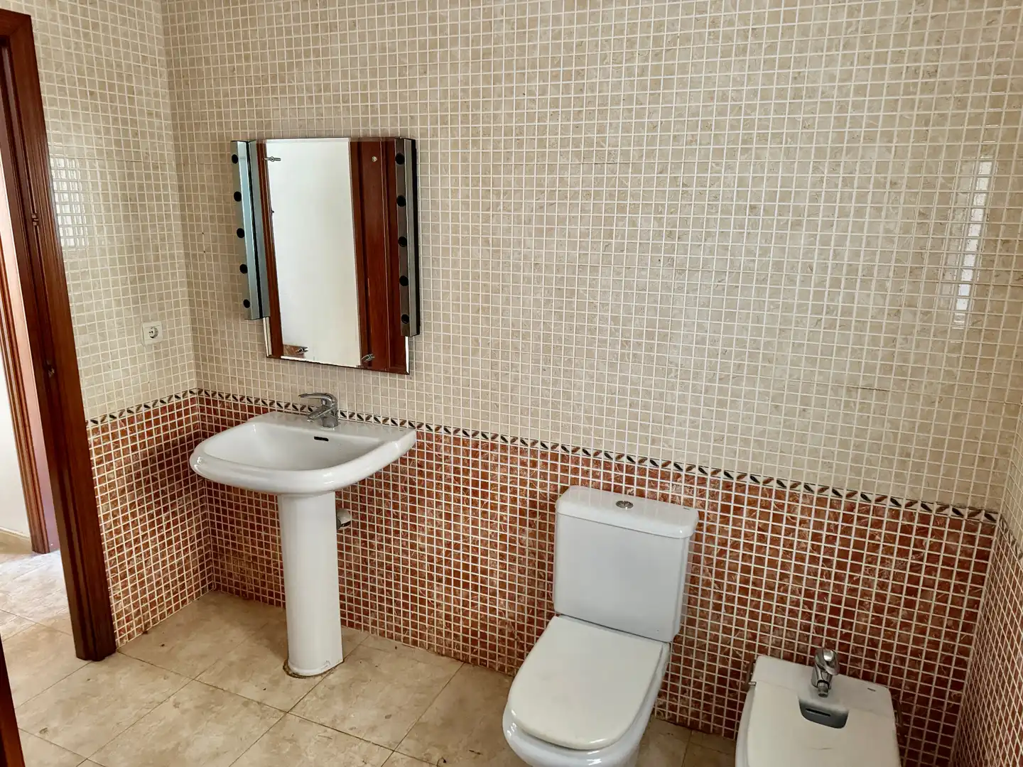 Badezimmer von Einfamilien-Reihenhaus zum Verkauf in Calafell mit Heizung, Privatgarten und Terrasse