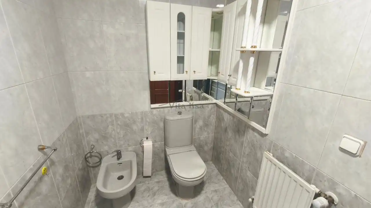 Baño de Dúplex de alquiler en Barbadás con Calefacción, Parquet y Amueblado