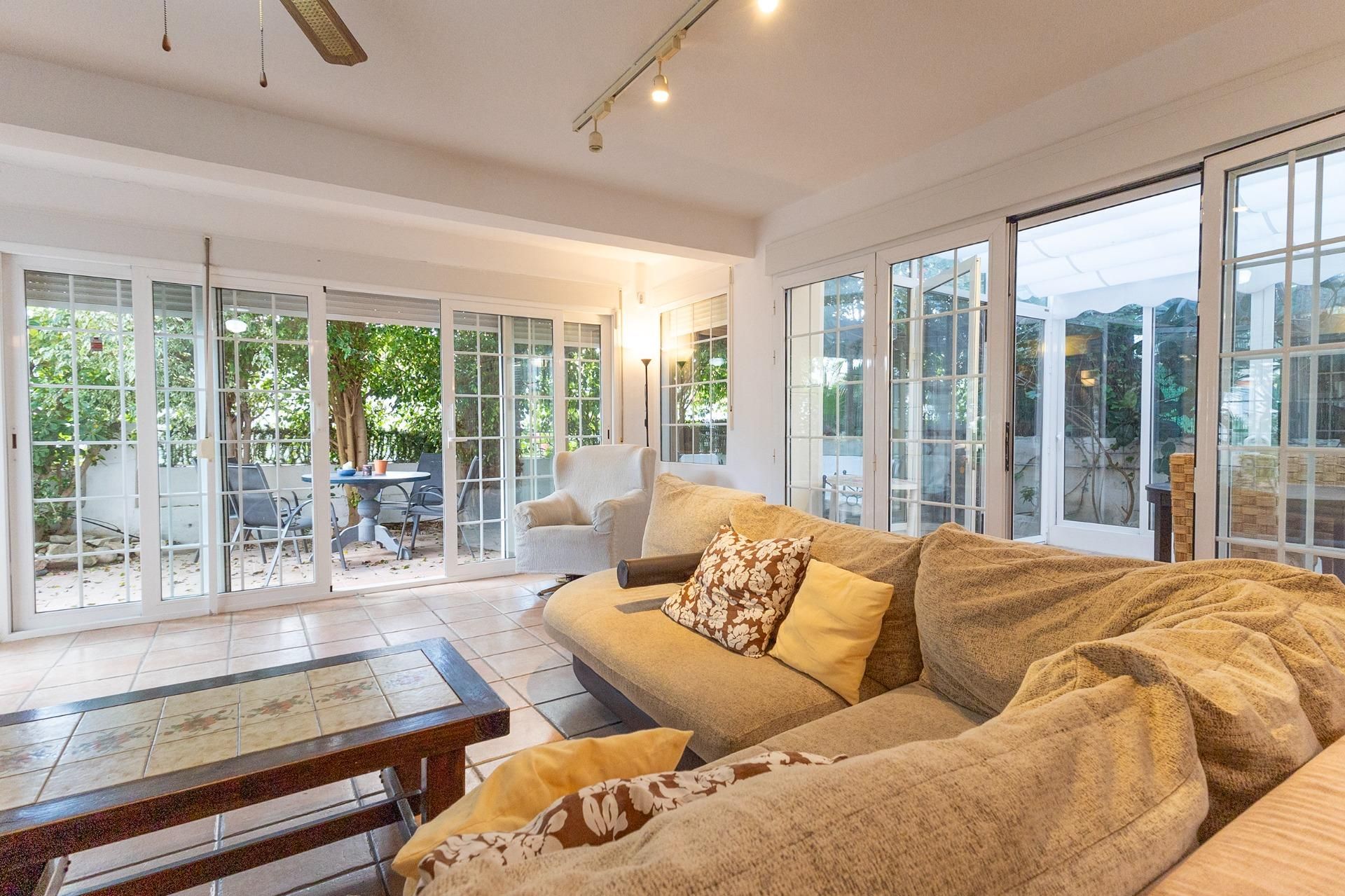 Sala d'estar de Casa o xalet en venda en El Campello amb Aire condicionat, Calefacció i Jardí privat