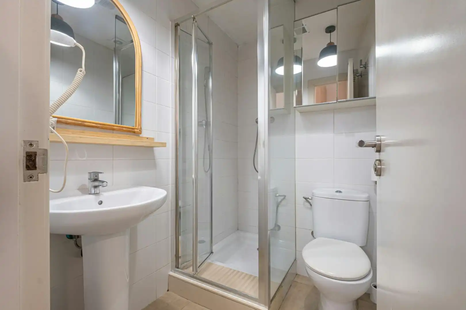 Badezimmer von Wohnung zur Miete in Barcelona mit Klimaanlage, Heizung und Waschmaschine