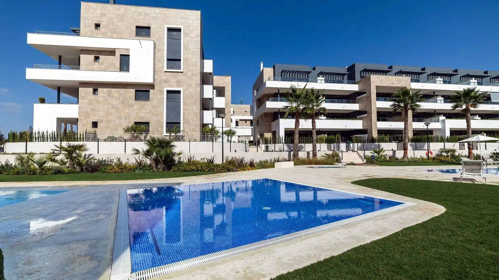 Piscina de Planta baixa en venda en Orihuela amb Aire condicionat, Jardí privat i Terrassa
