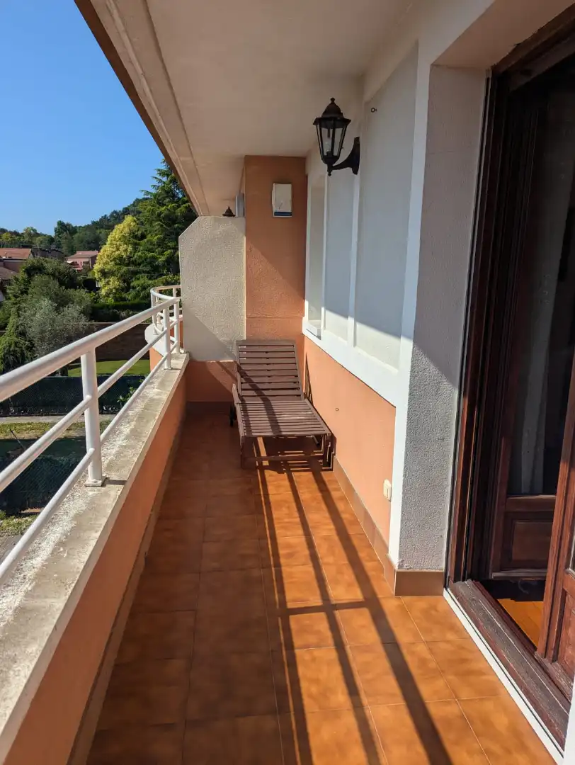 Terrasse von Einfamilien-Reihenhaus zum Verkauf in Amorebieta-Etxano mit Privatgarten, Terrasse und Balkon